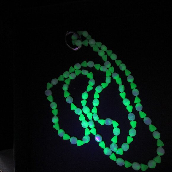 Uranium glass bead necklace - Picture 1 of 11